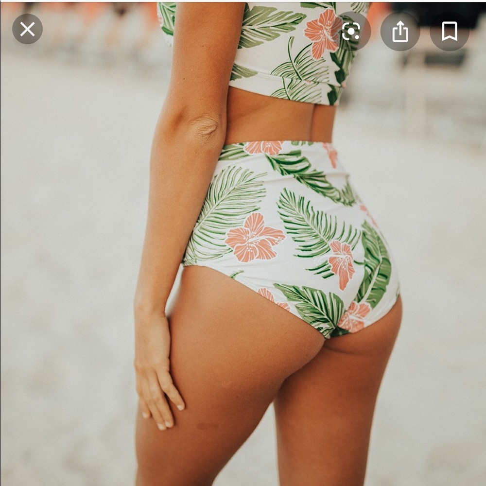 Albion Fit High Waisted Hibiscus Bottoms